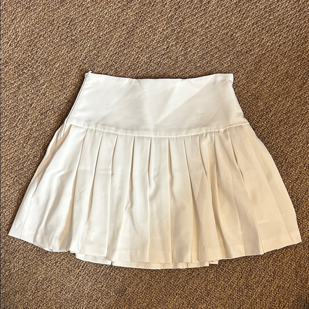 Chic White Pleated Skort